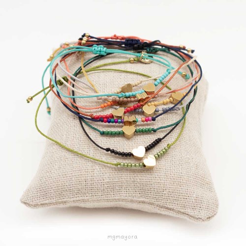 Pulsera detalle de bautizo de hilo en varios colores con cuentas y corazón de acero dorado para regalar a tus invitados