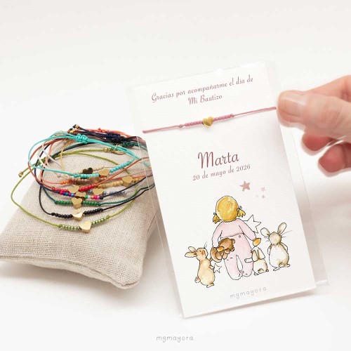 Pulsera detalle de bautizo de hilo en varios colores con cuentas y corazón de acero dorado y tarjeta de agradecimiento.