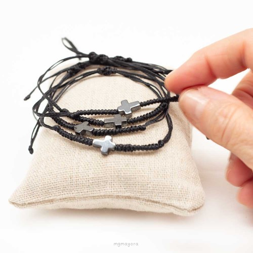 Pulsera detalle de bautizo de doble hilo negro con nudos y cruz de acero negro grafito para regalar a tus invitados