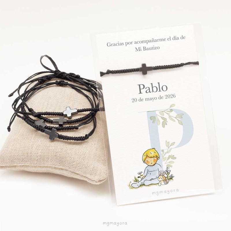 Pulsera detalle de bautizo de doble hilo negro con nudos y cruz de acero negro grafito. Envuelta con tarjeta de agradecimiento.