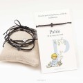 Pulsera detalle de bautizo de doble hilo negro con nudos y cruz de acero negro grafito. Envuelta con tarjeta de agradecimiento.